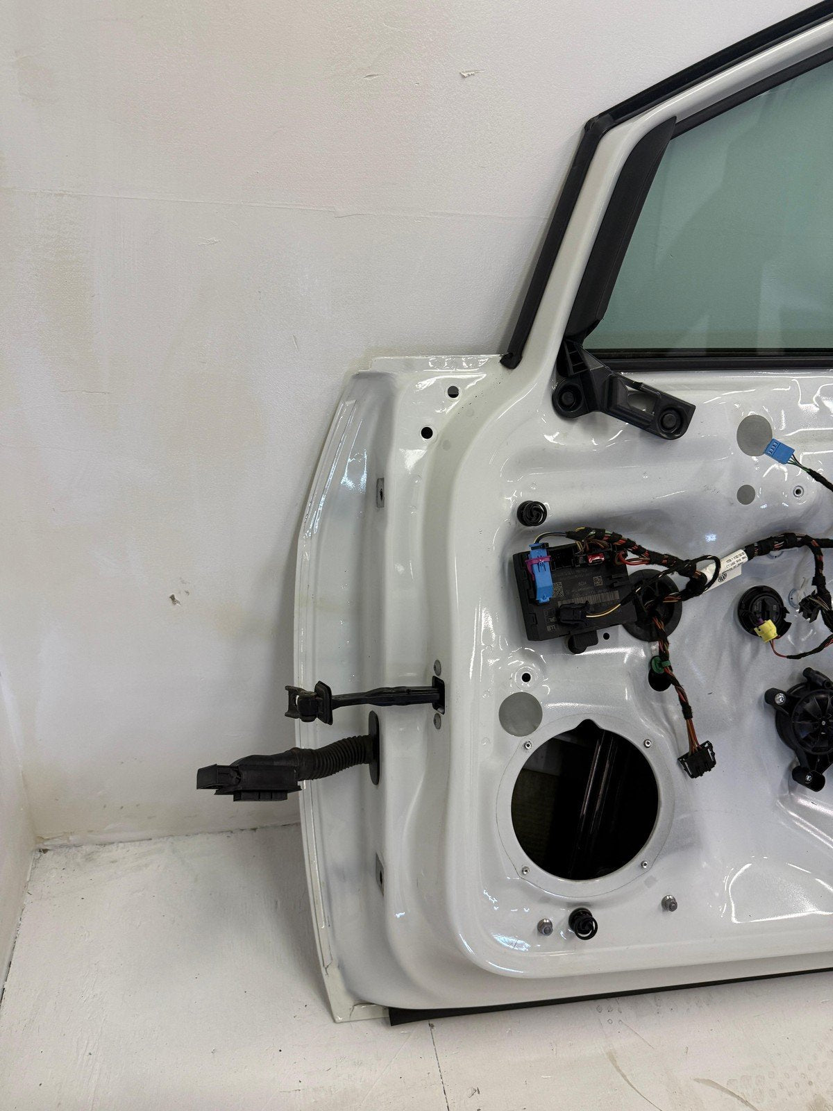 2015 - 2021 VW GOLF R GTI MK7 FRONT RIGHT PASSENGER DOOR ASSEMBLY PURE WHITE OEM
