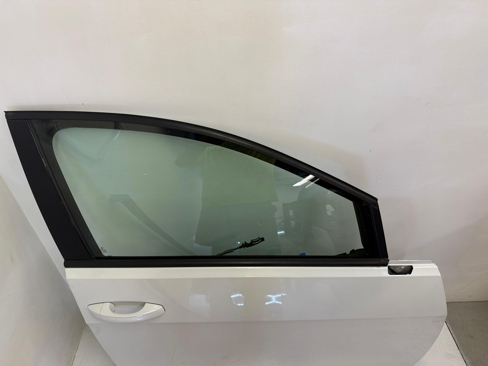 2015 - 2021 VW GOLF R GTI MK7 FRONT RIGHT PASSENGER DOOR ASSEMBLY PURE WHITE OEM
