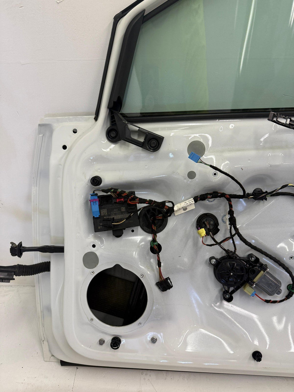 2015 - 2021 VW GOLF R GTI MK7 FRONT RIGHT PASSENGER DOOR ASSEMBLY PURE WHITE OEM
