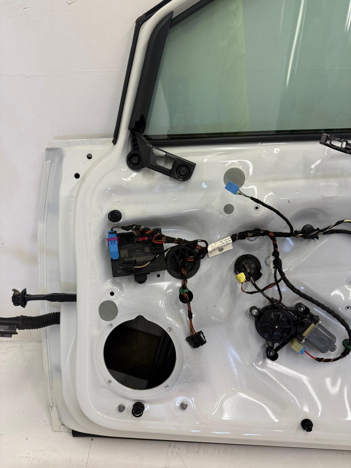2015 - 2021 VW GOLF R GTI MK7 FRONT RIGHT PASSENGER DOOR ASSEMBLY PURE WHITE OEM