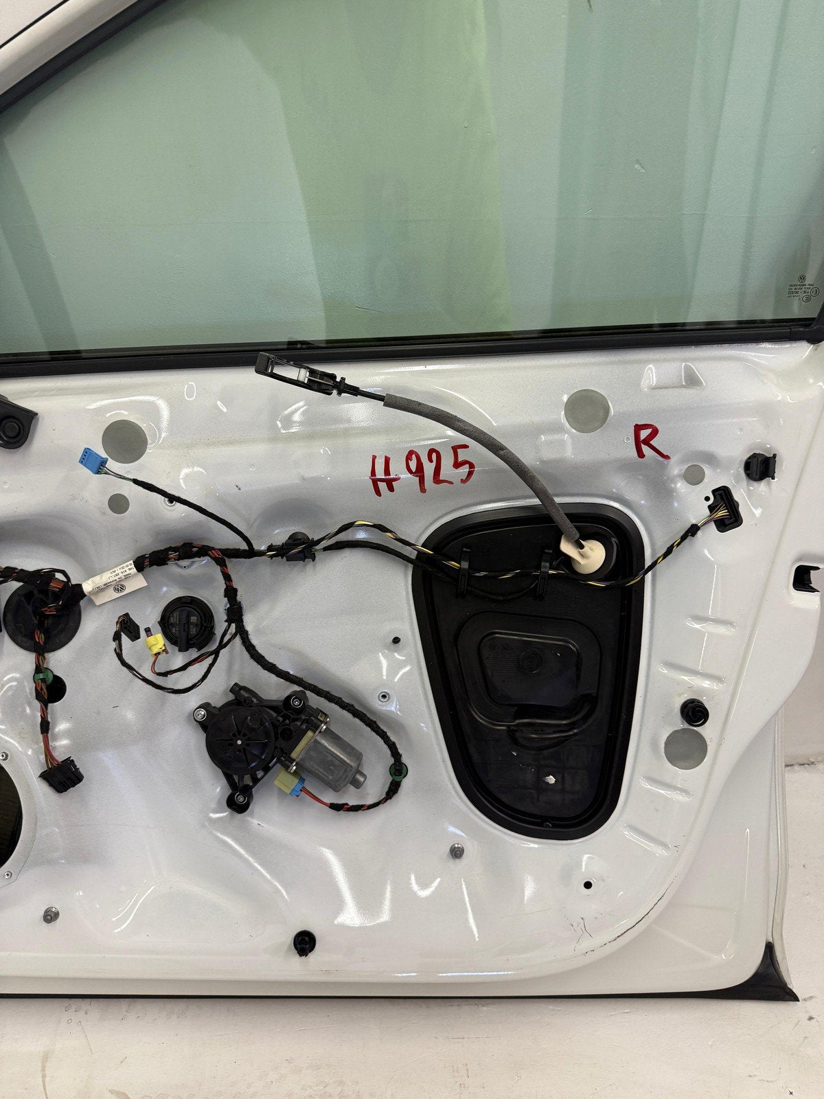 2015 - 2021 VW GOLF R GTI MK7 FRONT RIGHT PASSENGER DOOR ASSEMBLY PURE WHITE OEM
