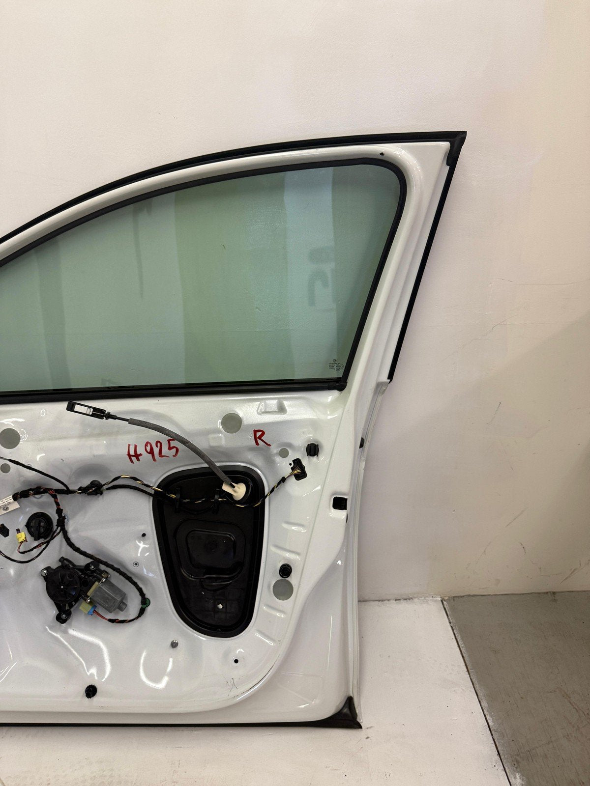 2015 - 2021 VW GOLF R GTI MK7 FRONT RIGHT PASSENGER DOOR ASSEMBLY PURE WHITE OEM